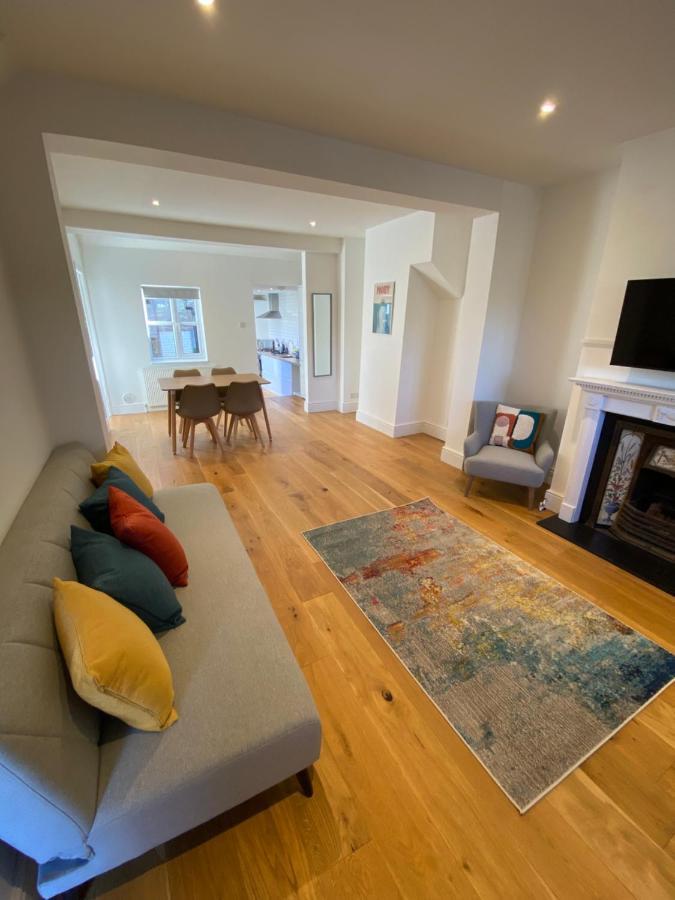 Stylish 2 Bedroom Cottage, Close To Town Centre 워딩 외부 사진