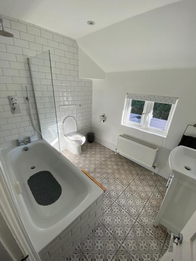 Stylish 2 Bedroom Cottage, Close To Town Centre 워딩 외부 사진