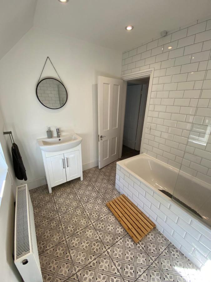 Stylish 2 Bedroom Cottage, Close To Town Centre 워딩 외부 사진