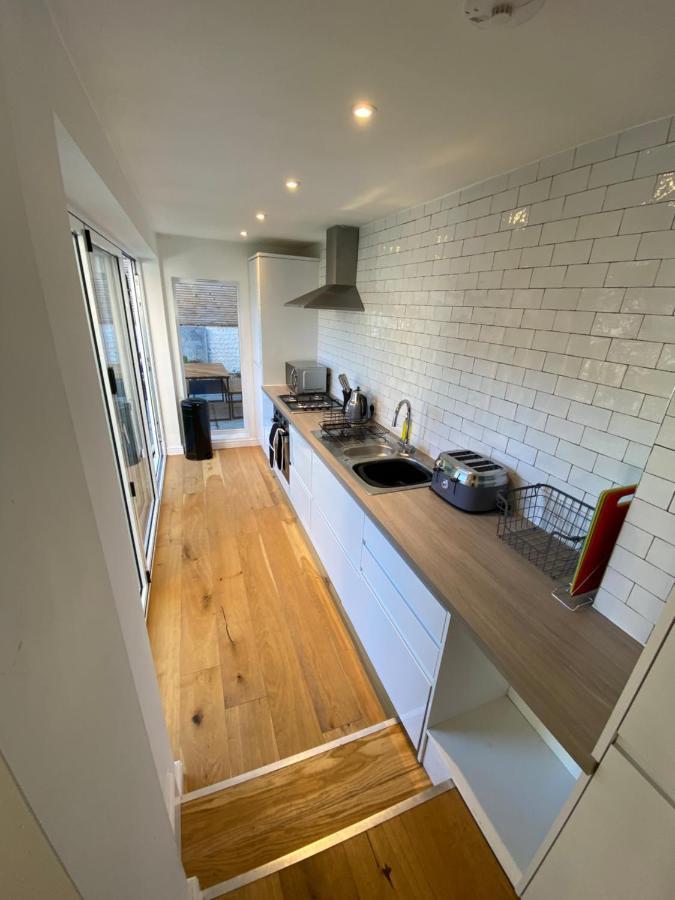 Stylish 2 Bedroom Cottage, Close To Town Centre 워딩 외부 사진