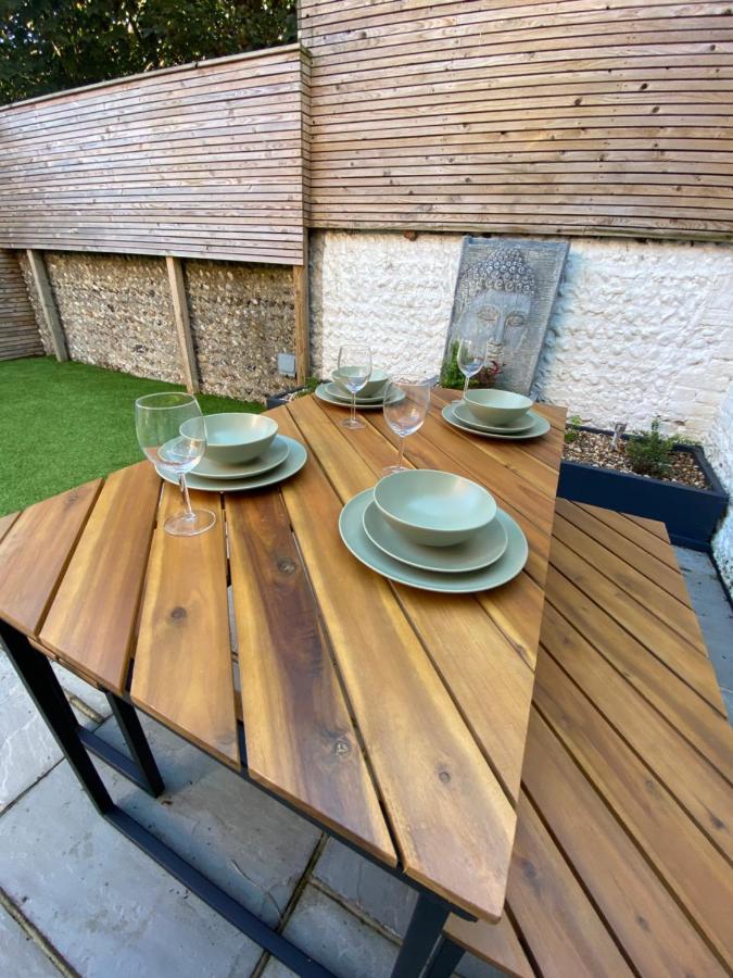 Stylish 2 Bedroom Cottage, Close To Town Centre 워딩 외부 사진