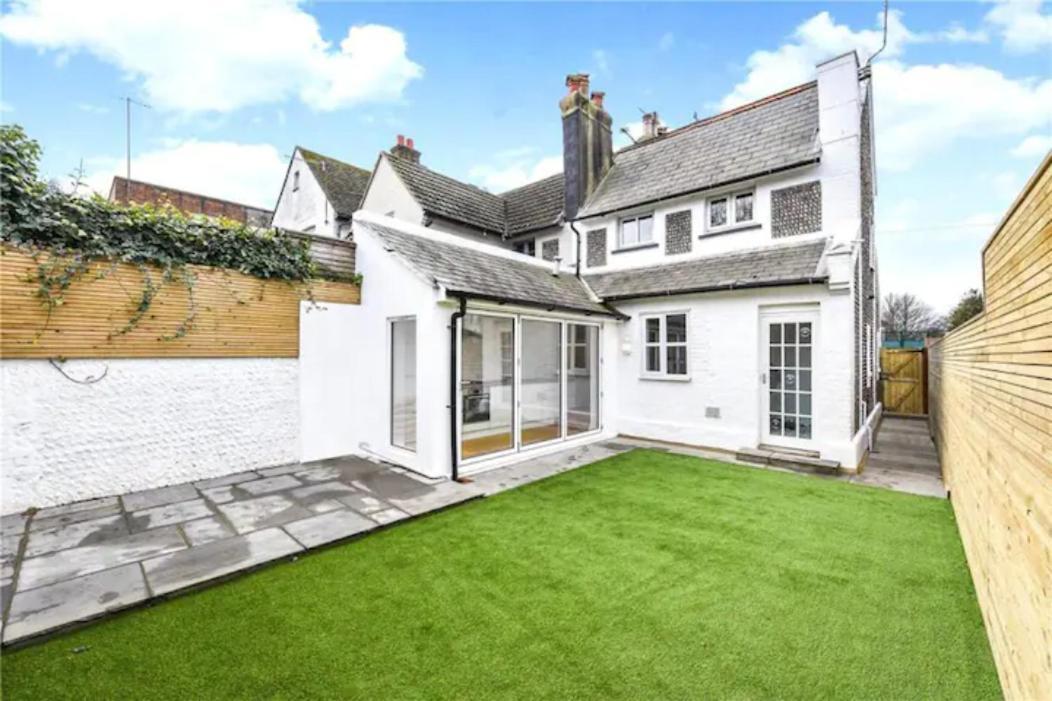 Stylish 2 Bedroom Cottage, Close To Town Centre 워딩 외부 사진