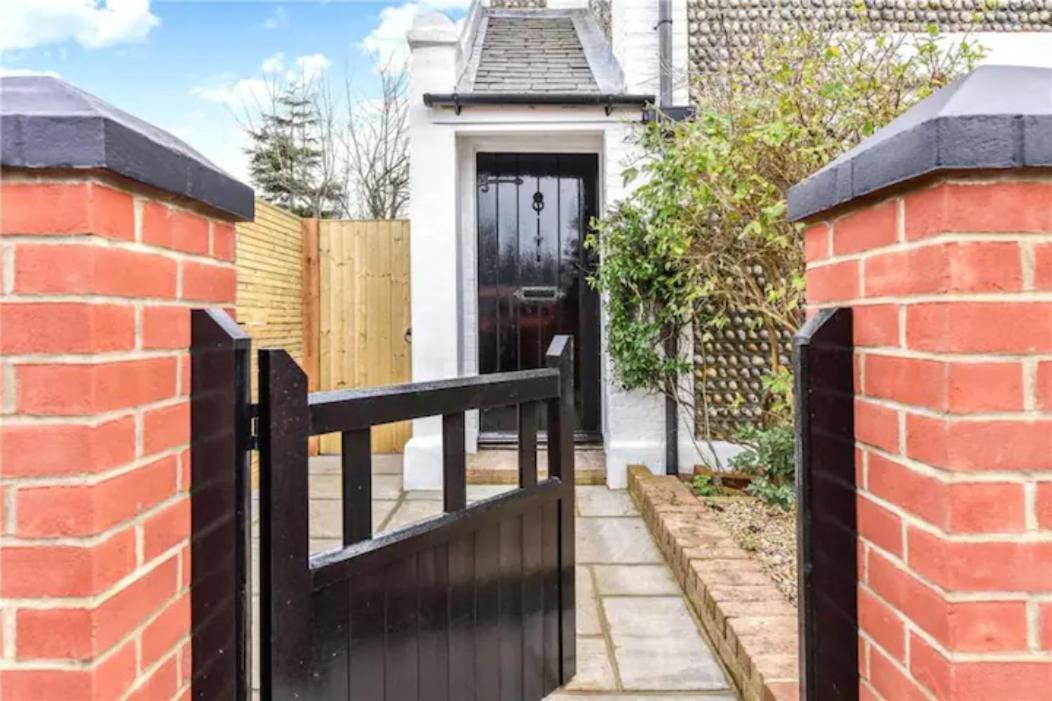 Stylish 2 Bedroom Cottage, Close To Town Centre 워딩 외부 사진